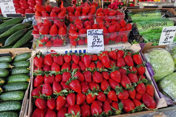 Клубника на Комаровском рынке - Sputnik Беларусь