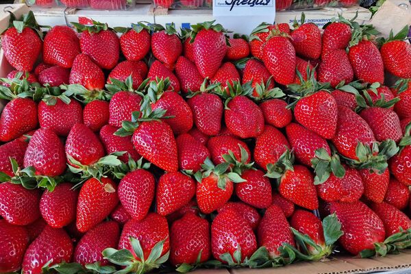 Клубника на Комаровском рынке - Sputnik Беларусь