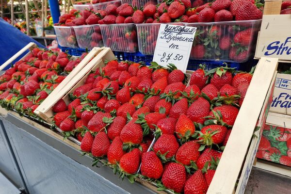 Клубника на Комаровском рынке - Sputnik Беларусь