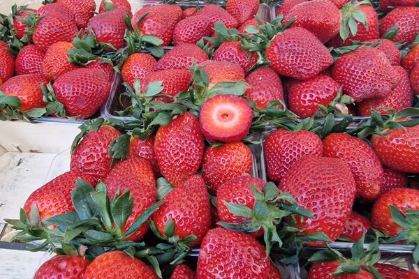 Клубника на Комаровском рынке - Sputnik Беларусь