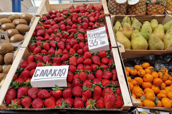 Клубника на Комаровском рынке - Sputnik Беларусь