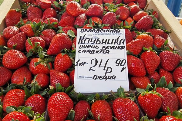Клубника на Комаровском рынке - Sputnik Беларусь
