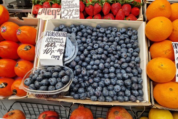 Голубика на Комаровском рынке - Sputnik Беларусь