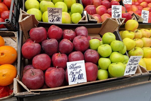Яблоки на Комаровском рынке - Sputnik Беларусь