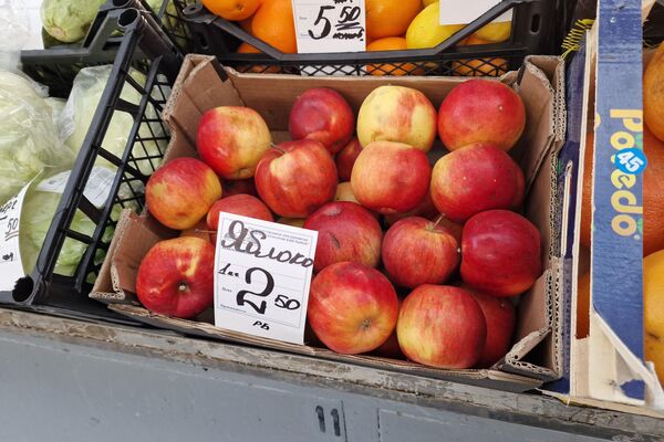 Яблоки на Комаровском рынке - Sputnik Беларусь