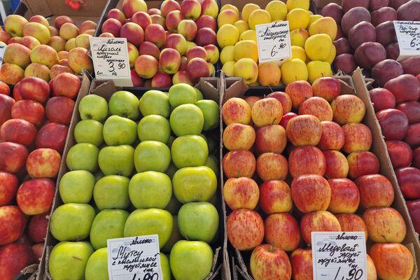 Яблоки на Комаровском рынке - Sputnik Беларусь