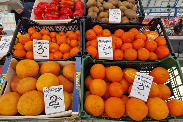 Цитрусовые на Комаровском рынке - Sputnik Беларусь