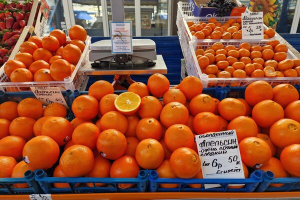 Цитрусовые на Комаровском рынке - Sputnik Беларусь