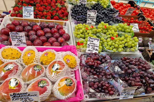 Фрукты на Комаровском рынке - Sputnik Беларусь