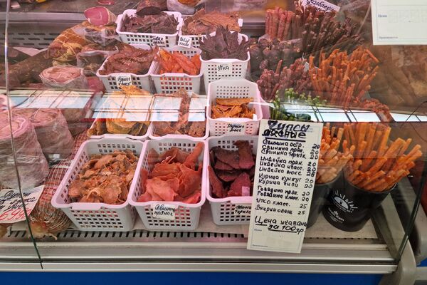 Мясные деликатесы на Комаровском рынке - Sputnik Беларусь