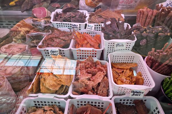 Мясные деликатесы на Комаровском рынке - Sputnik Беларусь