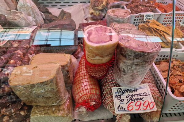 Мясные деликатесы на Комаровском рынке - Sputnik Беларусь