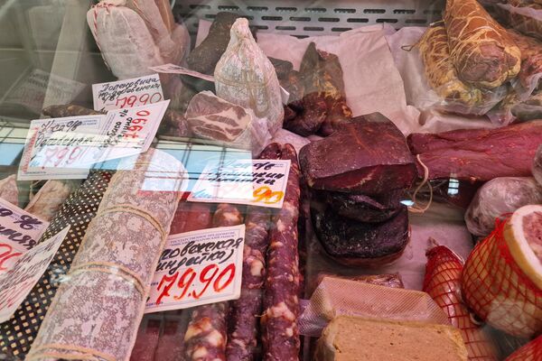 Мясные деликатесы на Комаровском рынке - Sputnik Беларусь
