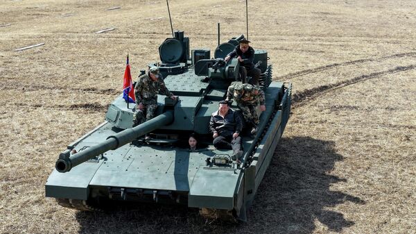 Лидер Северной Кореи Ким Чен Ын и его дочь Ким Джу Э едут на танке во время тактических учений - Sputnik Беларусь