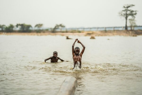 Дети купаются в реке Конго. Река Конго — самая глубокая (более 200 м) и одна из самых опасных рек в мире из-за мощнейших водоворотов, быстрых течений и непредсказуемых перепадов глубин. - Sputnik Беларусь