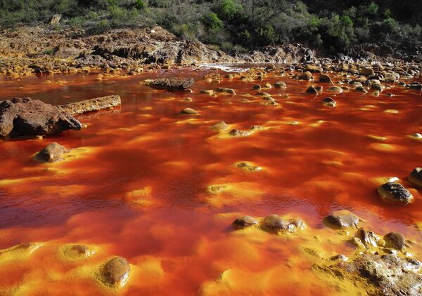Река Рио-Тинто в Испании опасна экстремально высокой кислотностью (pH ~2) и огромной концентрацией тяжелых металлов (железо, медь, мышьяк). Этот "смертоносный коктейль" делает воду крайне токсичной для большинства форм жизни и непригодной для человека. - Sputnik Беларусь