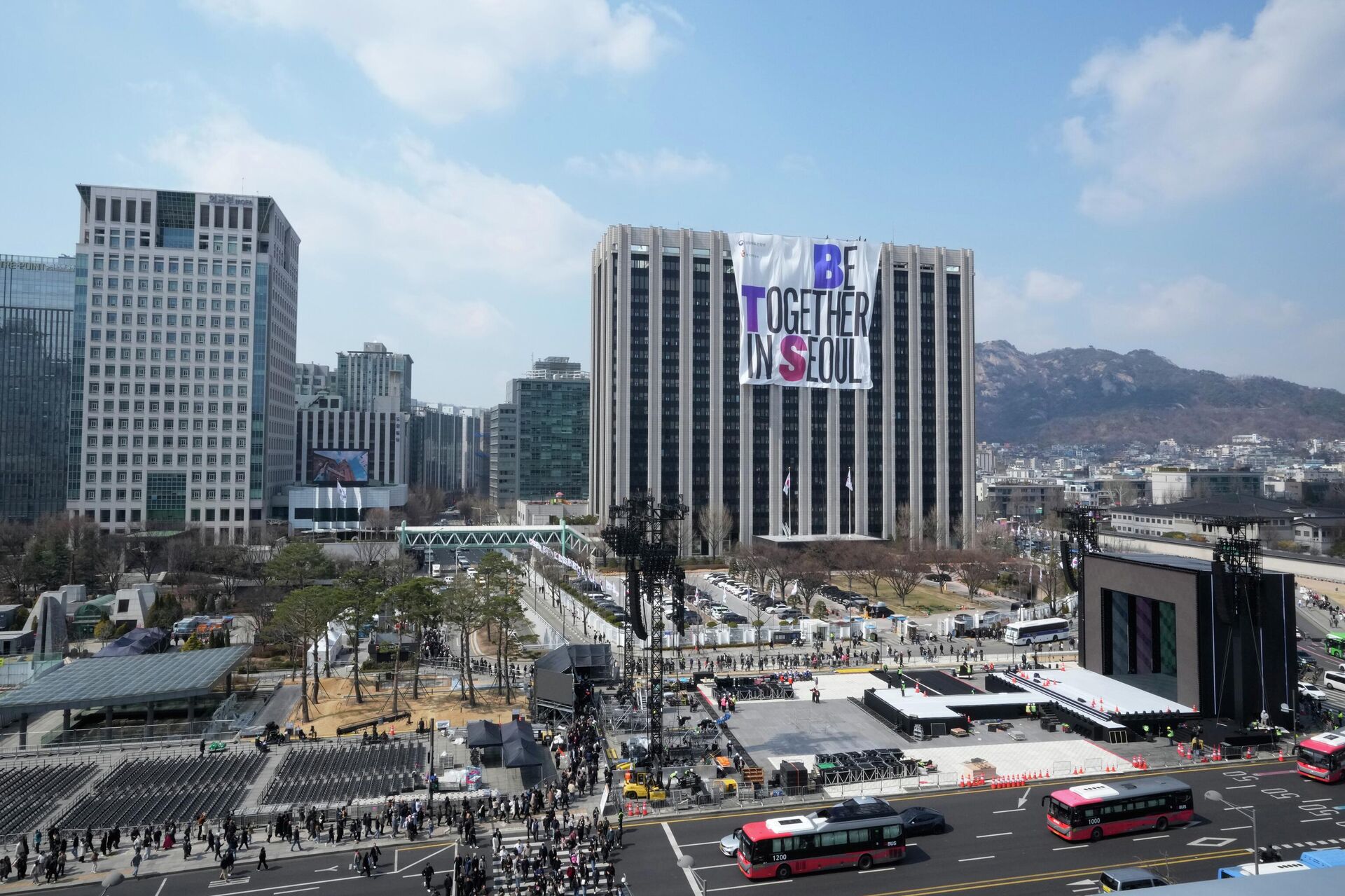 Сцена для концерта-возвращения K-pop группы BTS на площади Кванхвамун в Сеуле, Южная Корея.