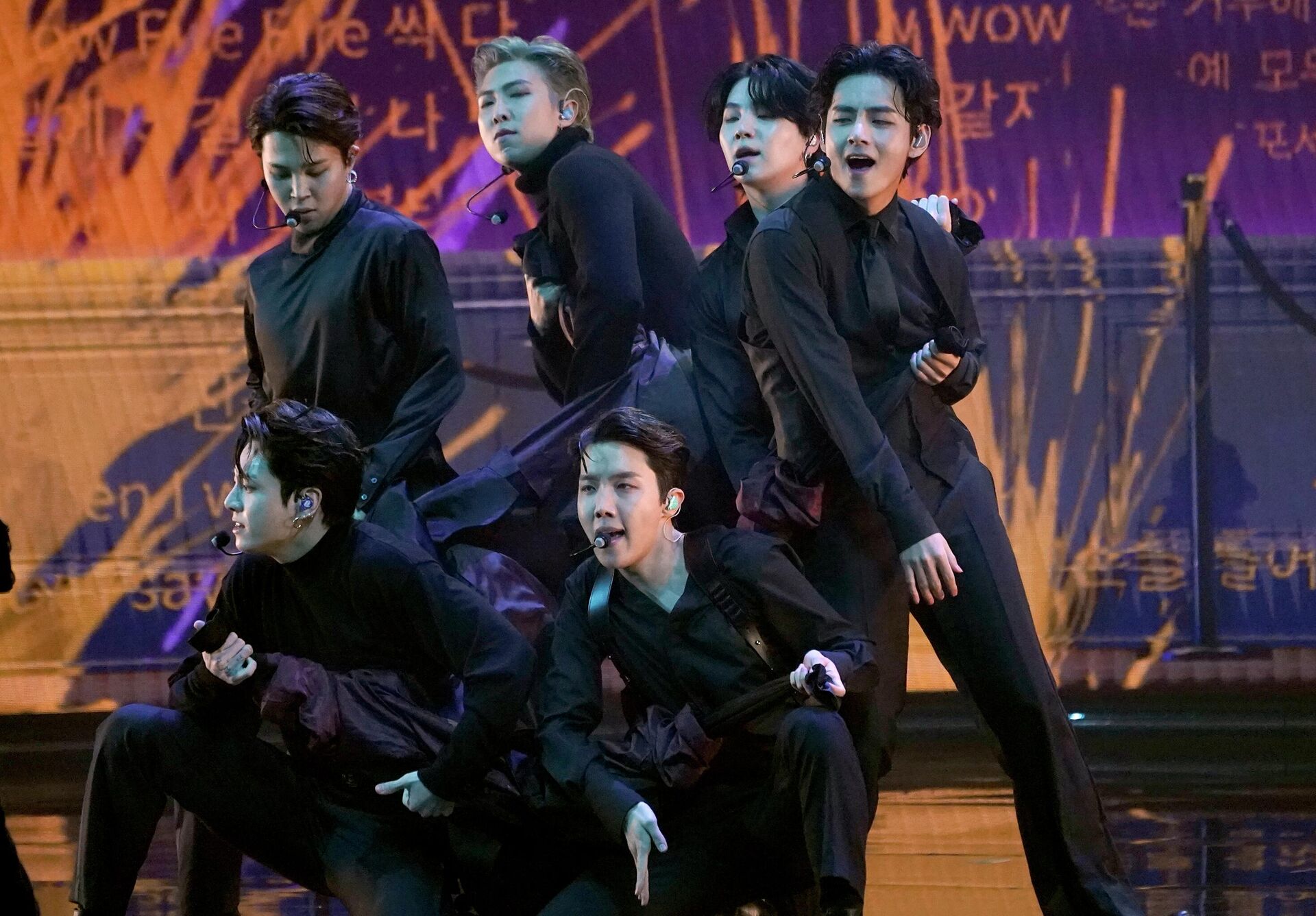 Группа BTS исполняет песню Butter на 64-й ежегодной церемонии вручения премии Грэмми 3 апреля 2022 года в Лас-Вегасе. Сразу после этого выступления группа неожиданно объявила о перерыве.