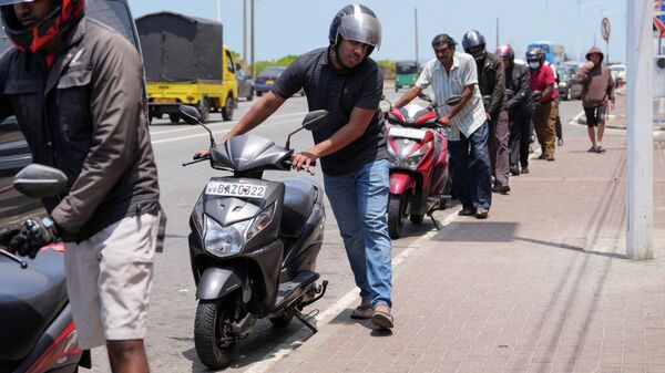 Люди стоят в очереди на заправку в Коломбо, Шри-Ланка, 18 марта 2026 года.  - Sputnik Беларусь