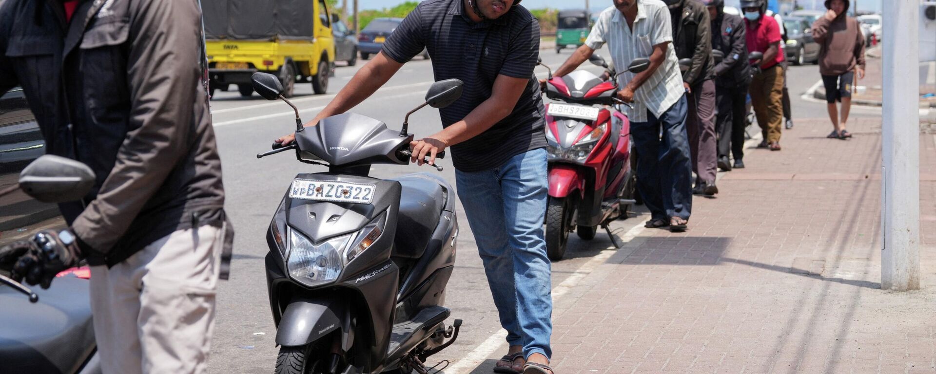 Люди стоят в очереди на заправку в Коломбо, Шри-Ланка, 18 марта 2026 года.  - Sputnik Беларусь, 1920, 21.03.2026