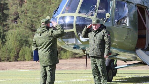Глава Минобороны Виктор Хренин проверяет ход комплексного учения с войсками Западного оперативного командования. - Sputnik Беларусь