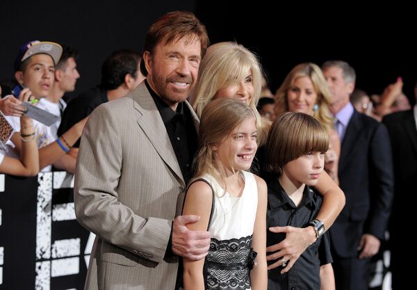 Чак Норрис с семьей на премьере фильма Неудержимые 2 в Лос-Анджелесе, США (август 2012 года).