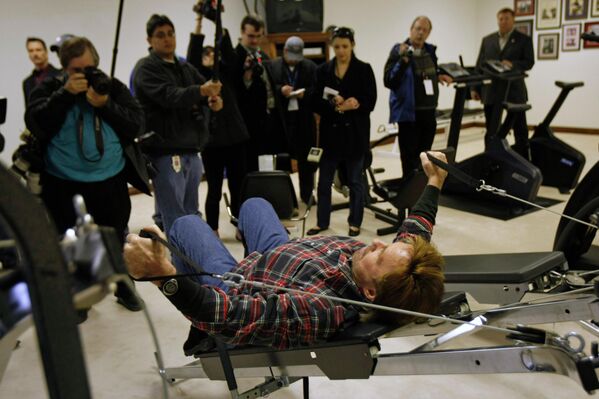 Чак Норрис в своем домашнем спортзале на ранчо Lone Wolf в Техасе, США (январь 2008 года).