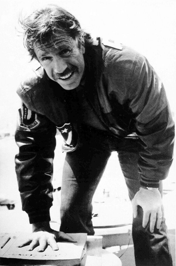 Актер Чак Норрис оставляет отпечаток своей руки на глине на кинофестивале в Каннах, Франция, май 1988 года.