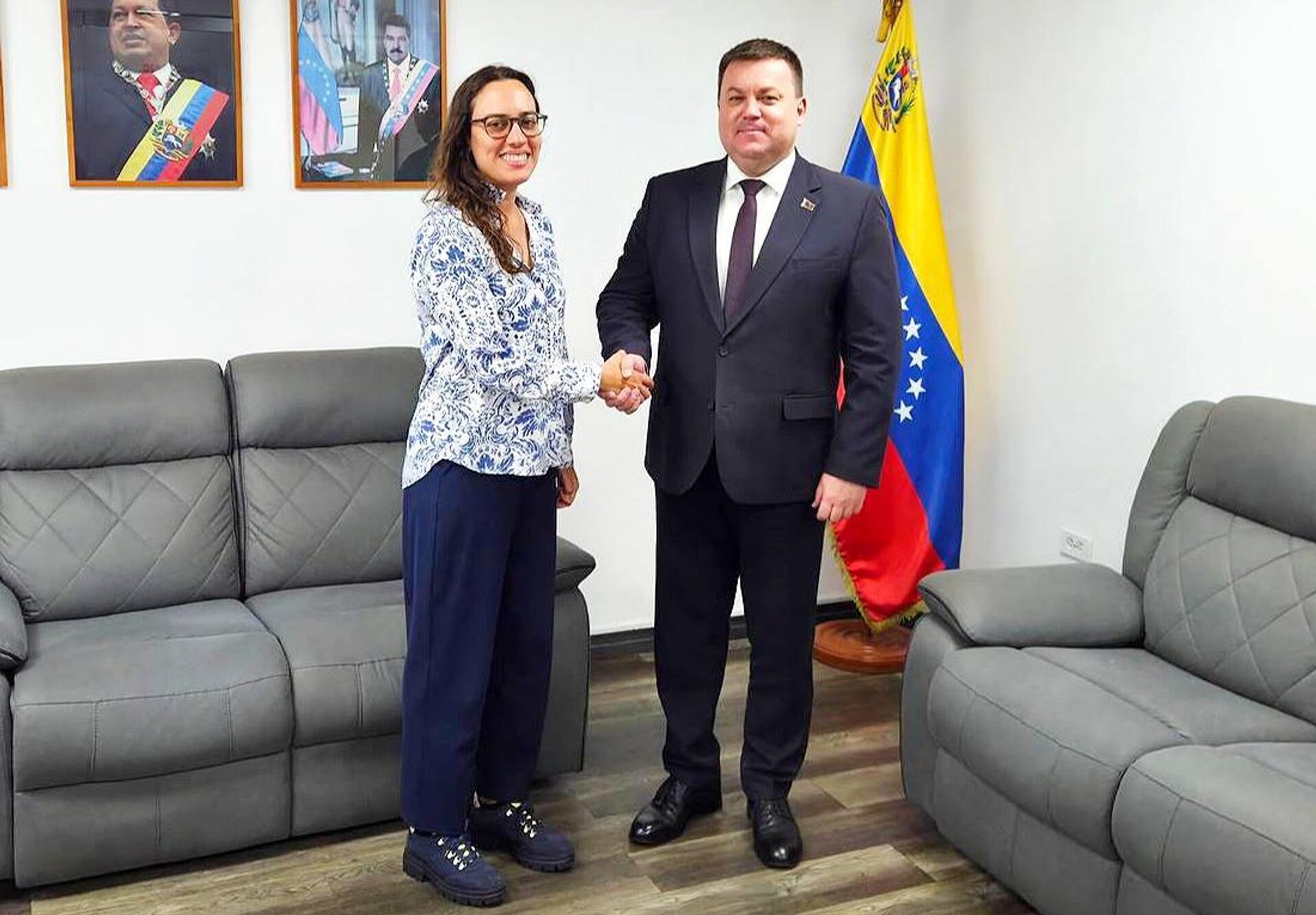 Посол Беларуси в Венесуэле Дмитрий Деревинский и замглавы МИД латиноамериканской страны Габриэла Корао Фария - Sputnik Беларусь, 1920, 21.03.2026