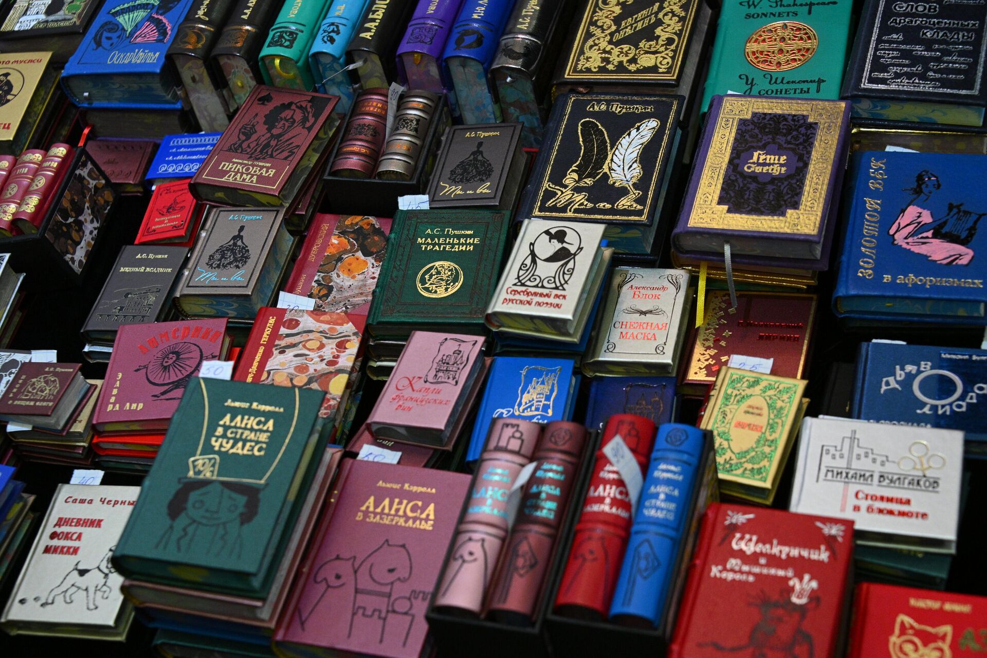 Один из стендов на книжкой выставке-ярмарке в Минске Один из стендов на книжкой выставке-ярмарке в Минске - Sputnik Беларусь, 1920, 21.03.2026