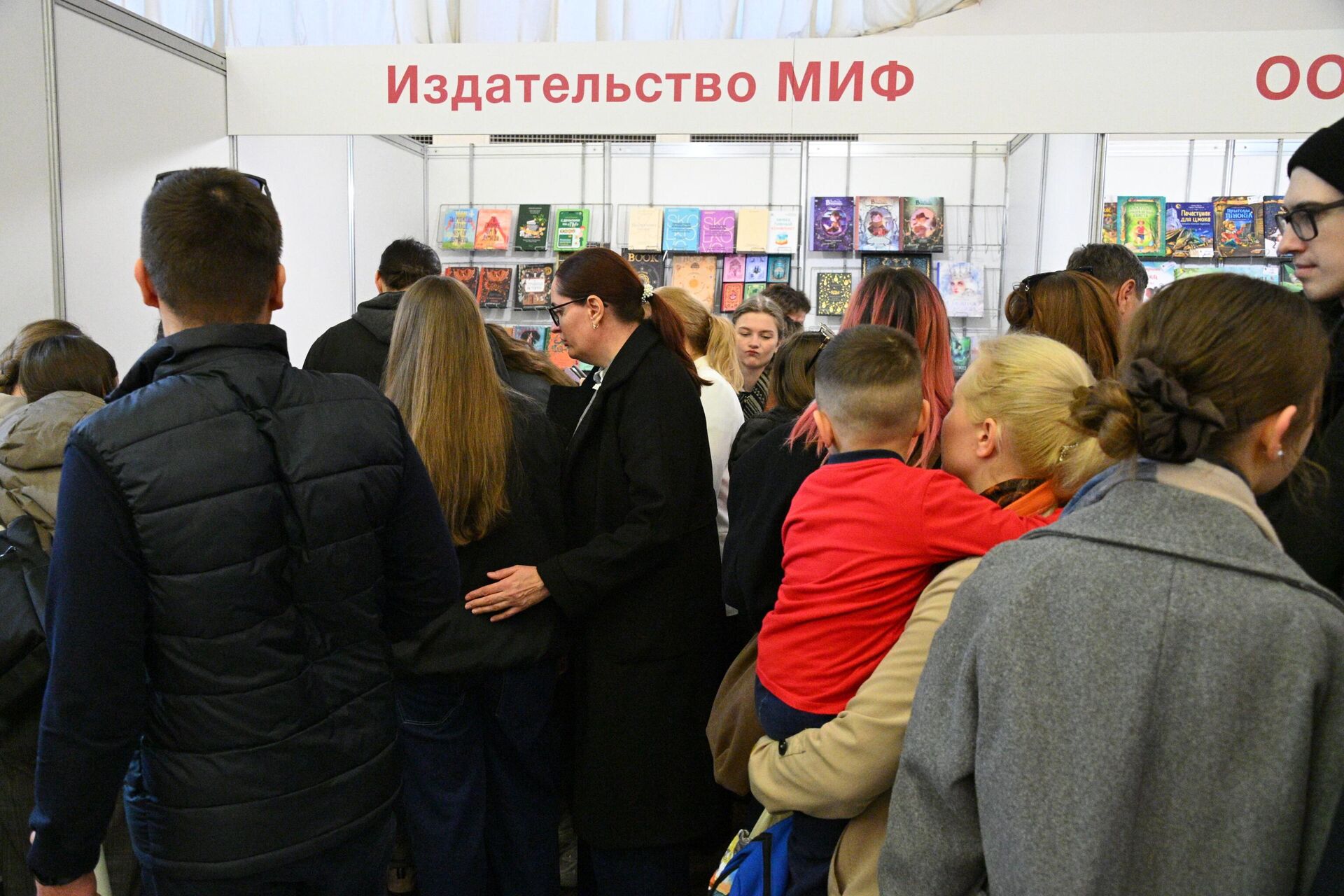 Стенд российского издательства на книжной выставке-ярмарке в Минске Стенд российского издательства на книжной выставке-ярмарке в Минске - Sputnik Беларусь, 1920, 21.03.2026