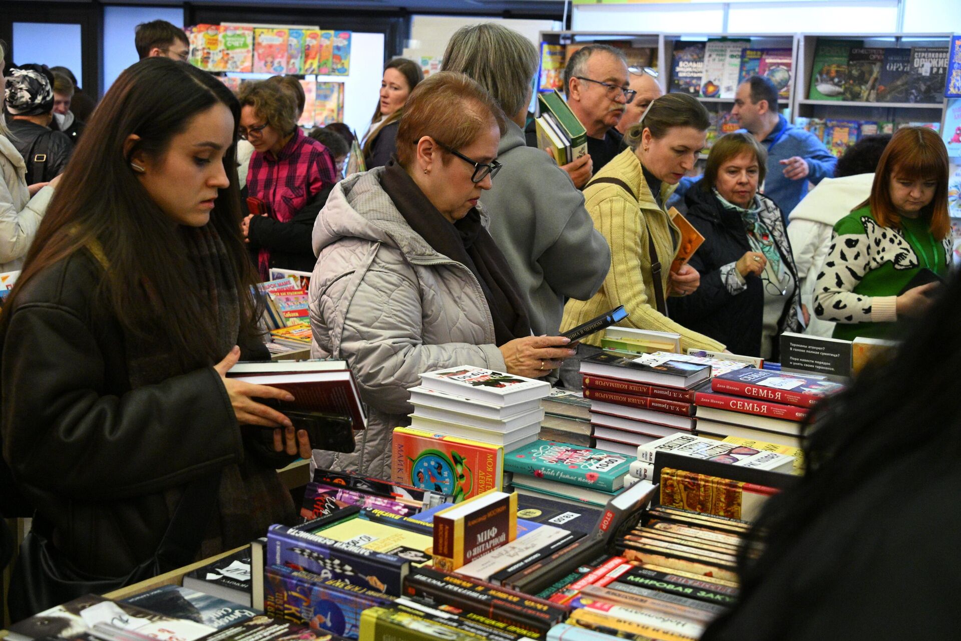Посетители книжной выставки-ярмарки в Минске Посетители книжной выставки-ярмарки в Минске - Sputnik Беларусь, 1920, 21.03.2026