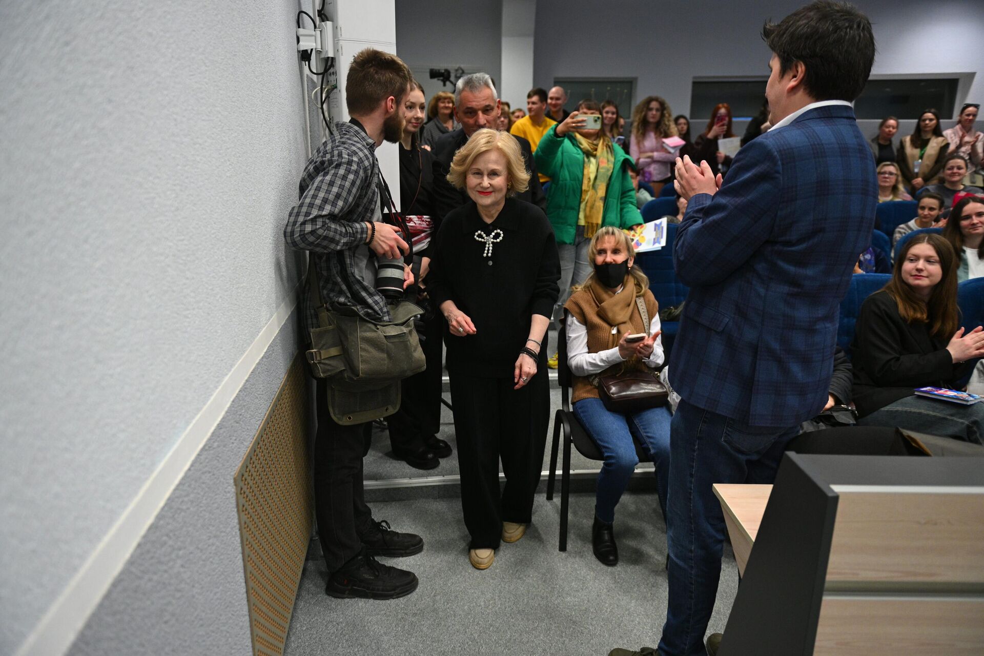 Дарья Донцова перед автограф-сессией Дарья Донцова перед автограф-сессией - Sputnik Беларусь, 1920, 21.03.2026