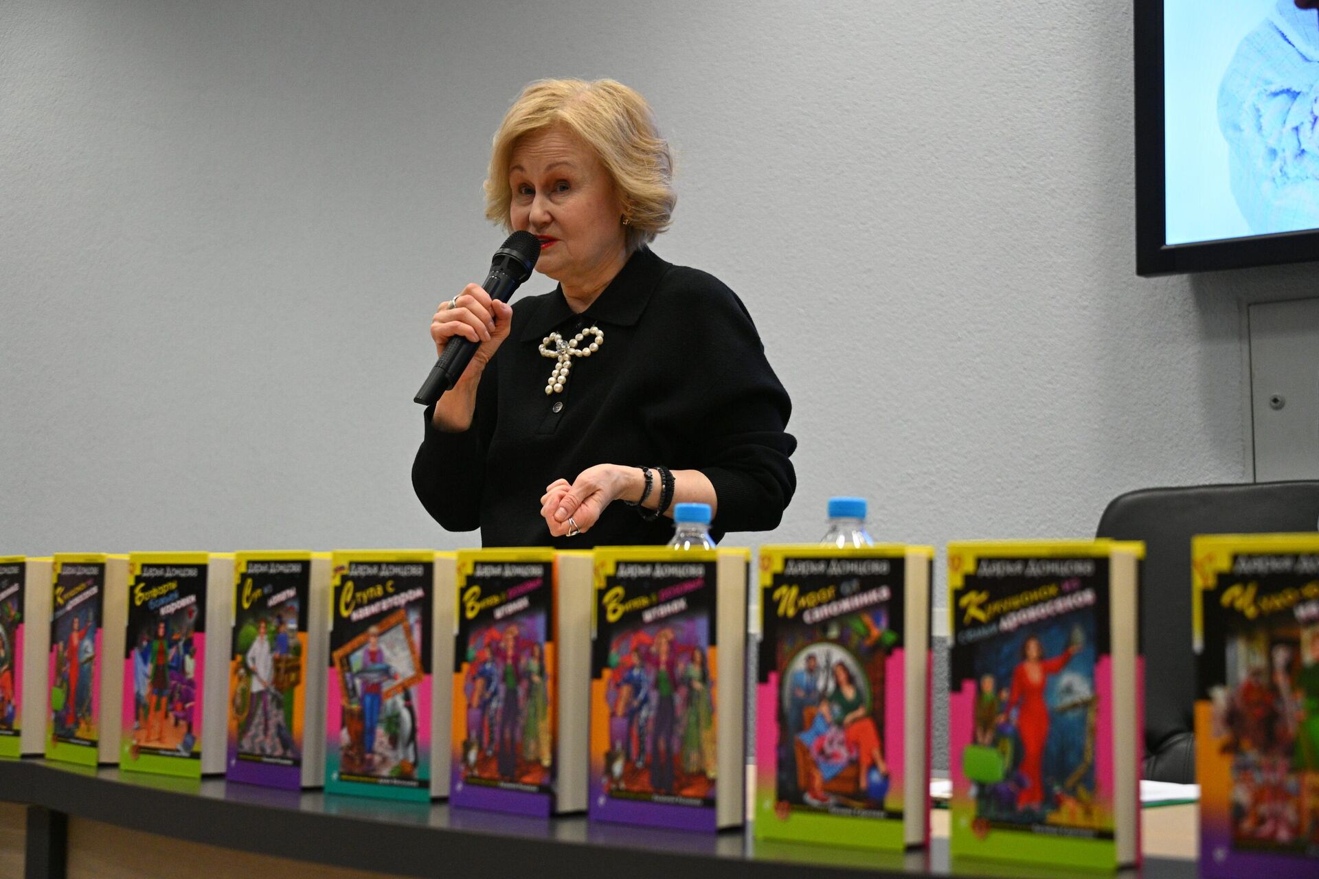 Дарья Донцова на автограф-сессии Дарья Донцова на автограф-сессии - Sputnik Беларусь, 1920, 21.03.2026