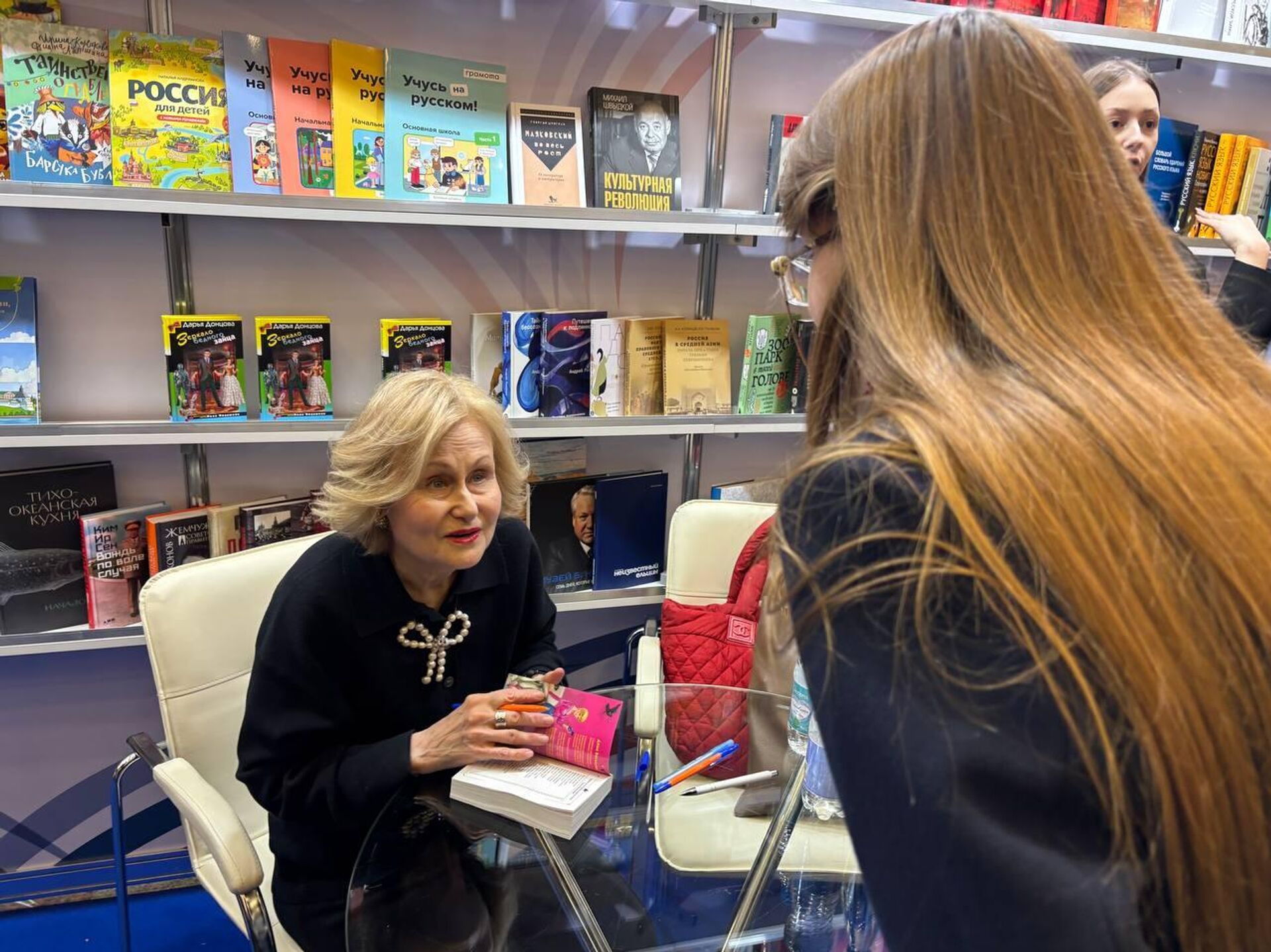 Дарья Донцова во время автограф-сессии Дарья Донцова во время автограф-сессии - Sputnik Беларусь, 1920, 21.03.2026