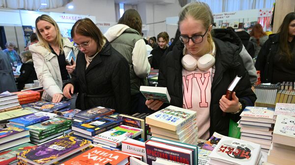 Посетители книжной выставки-ярмарки в Минске - Sputnik Беларусь