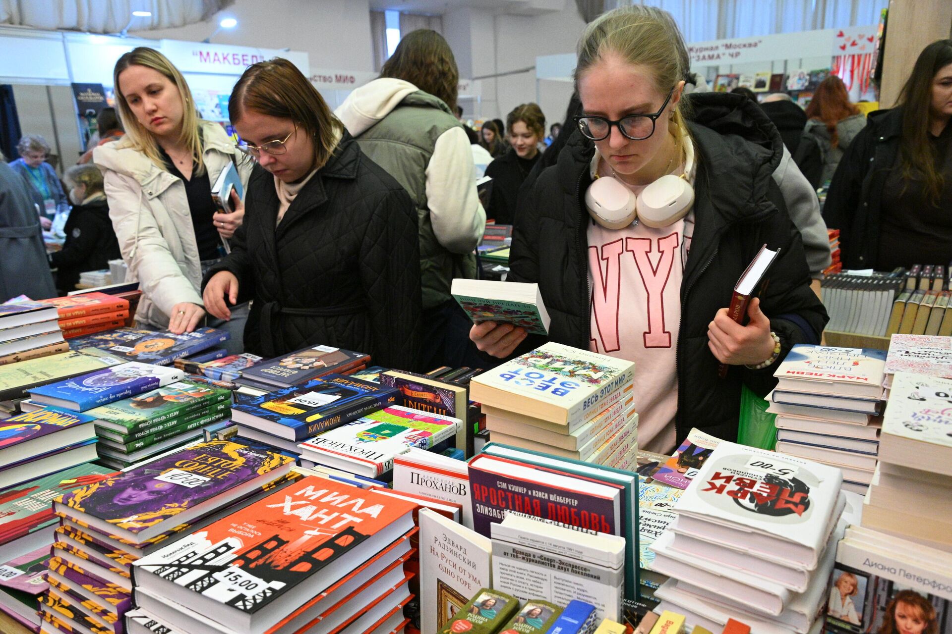 Посетители книжной выставки-ярмарки в Минске Посетители книжной выставки-ярмарки в Минске - Sputnik Беларусь, 1920, 21.03.2026