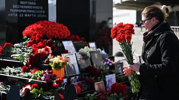 Память о жертвах теракта в "Крокус сити холле" почтили в Подмосковье