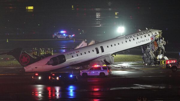 Столкновение самолета Express CRJ-900 авиакомпании Air Canada с пожарной машиной на территории аэропорта Ла-Гуардия в Нью-Йорке - Sputnik Беларусь