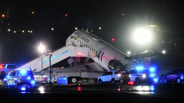 Пассажирский самолет столкнулся с пожарной машиной в нью-йоркском аэропорту Ла-Гуардиа - Sputnik Беларусь