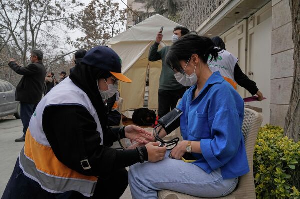 Медицинская помощь жительнице после ударов Израиля и США по Тегерану 