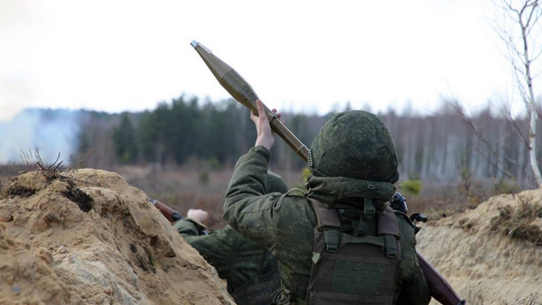 БТР и гранатометы: белорусские военные отрабатывают борьбу с БПЛА