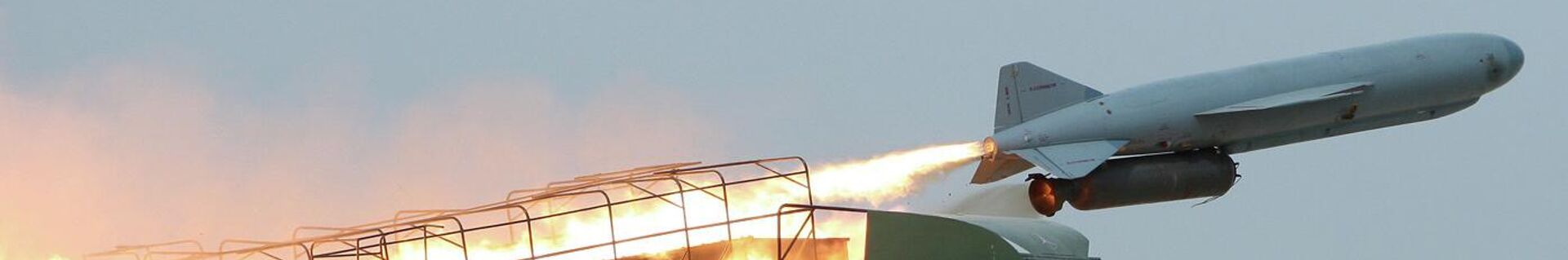 Запуск ракеты класса земля-море Saegheh Корпусом стражей исламской революции во время маневров в восточной части Ормузского пролива - Sputnik Беларусь, 1920