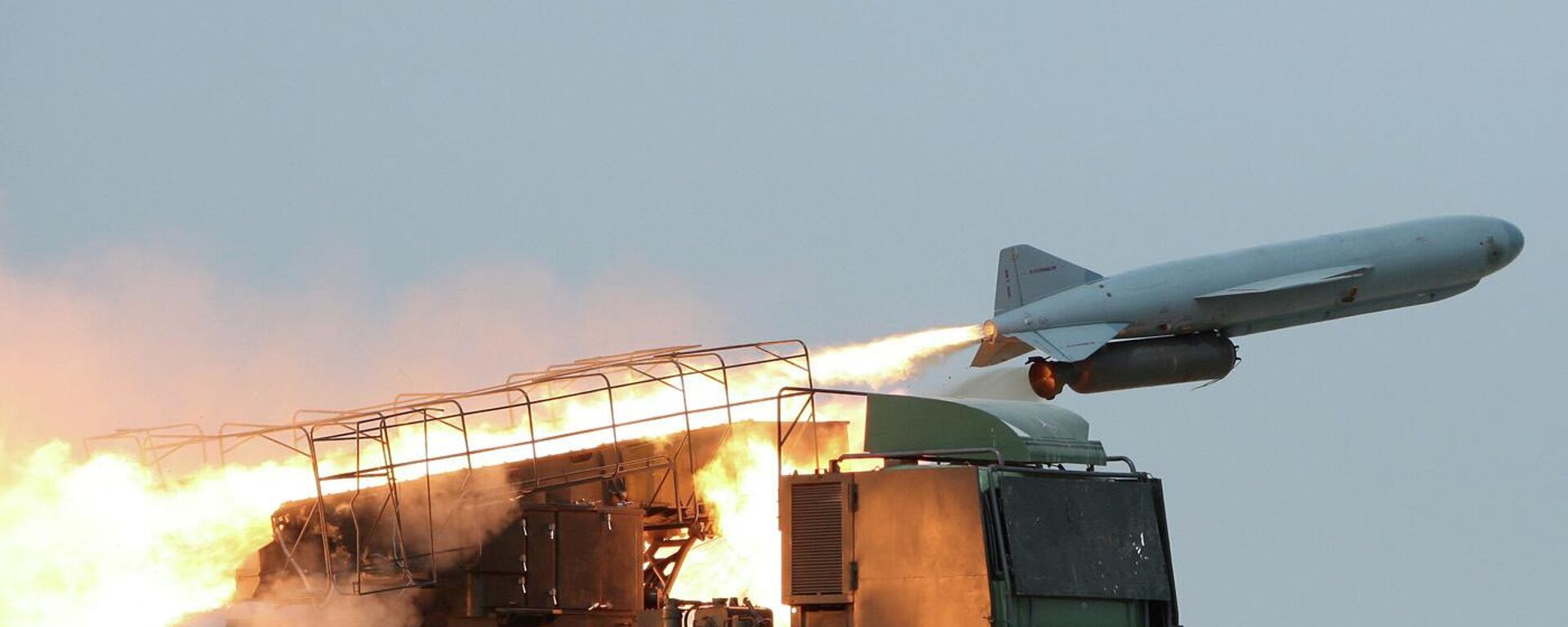 Запуск ракеты класса земля-море Saegheh Корпусом стражей исламской революции во время маневров в восточной части Ормузского пролива - Sputnik Беларусь, 1920, 25.03.2026