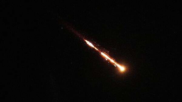 Следы кассетной ракеты, выпущенной из Ирана, в небе над Тель-Авивом, Израиль - Sputnik Беларусь