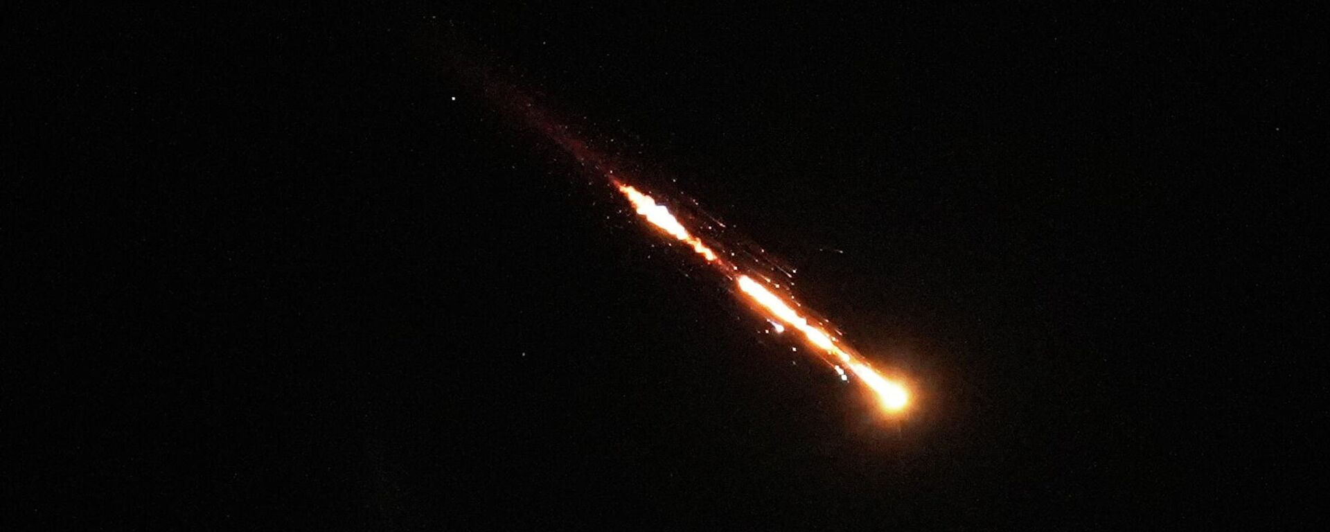 Следы кассетной ракеты, выпущенной из Ирана, в небе над Тель-Авивом, Израиль - Sputnik Беларусь, 1920, 27.03.2026