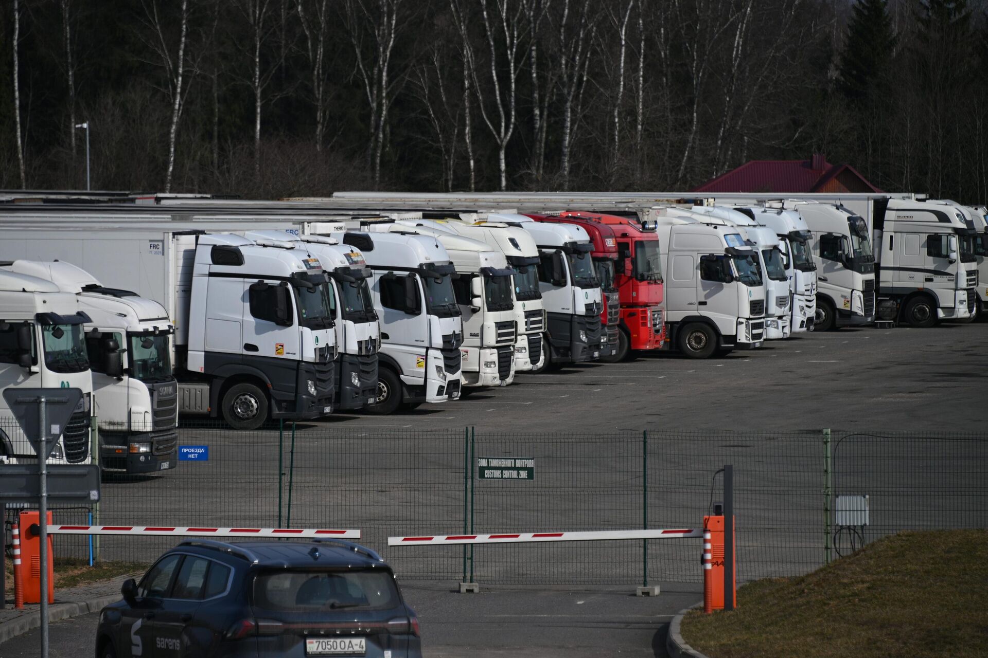 Площадка, где находятся фуры литовских перевозчиков - Sputnik Беларусь, 1920, 24.03.2026
