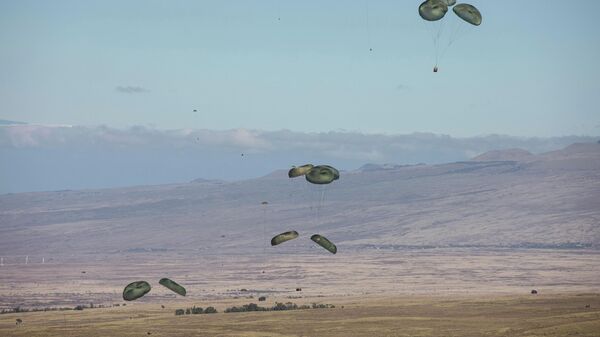 ВВС США проводят десантирование с воздуха ВВС США проводят десантирование с воздуха - Sputnik Беларусь