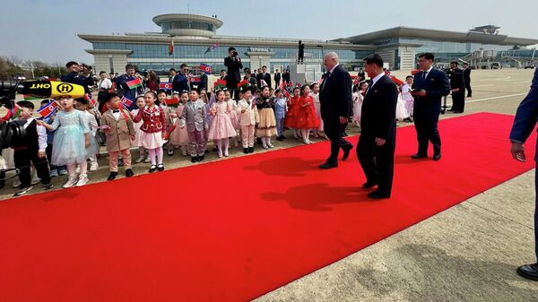 Чырвоная дарожка, дзеці і матацыклы: як сустракалі Лукашэнку ў Пхеньяне – відэа - Sputnik Беларусь