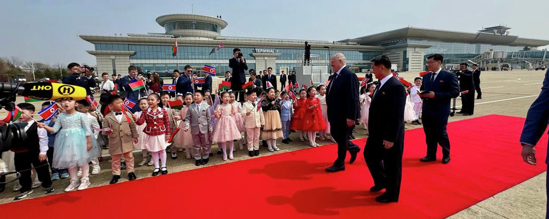 Красная дорожка, дети и мотоциклы: как встречали Лукашенко в Пхеньяне (видео) - Sputnik Беларусь, 1920, 25.03.2026
